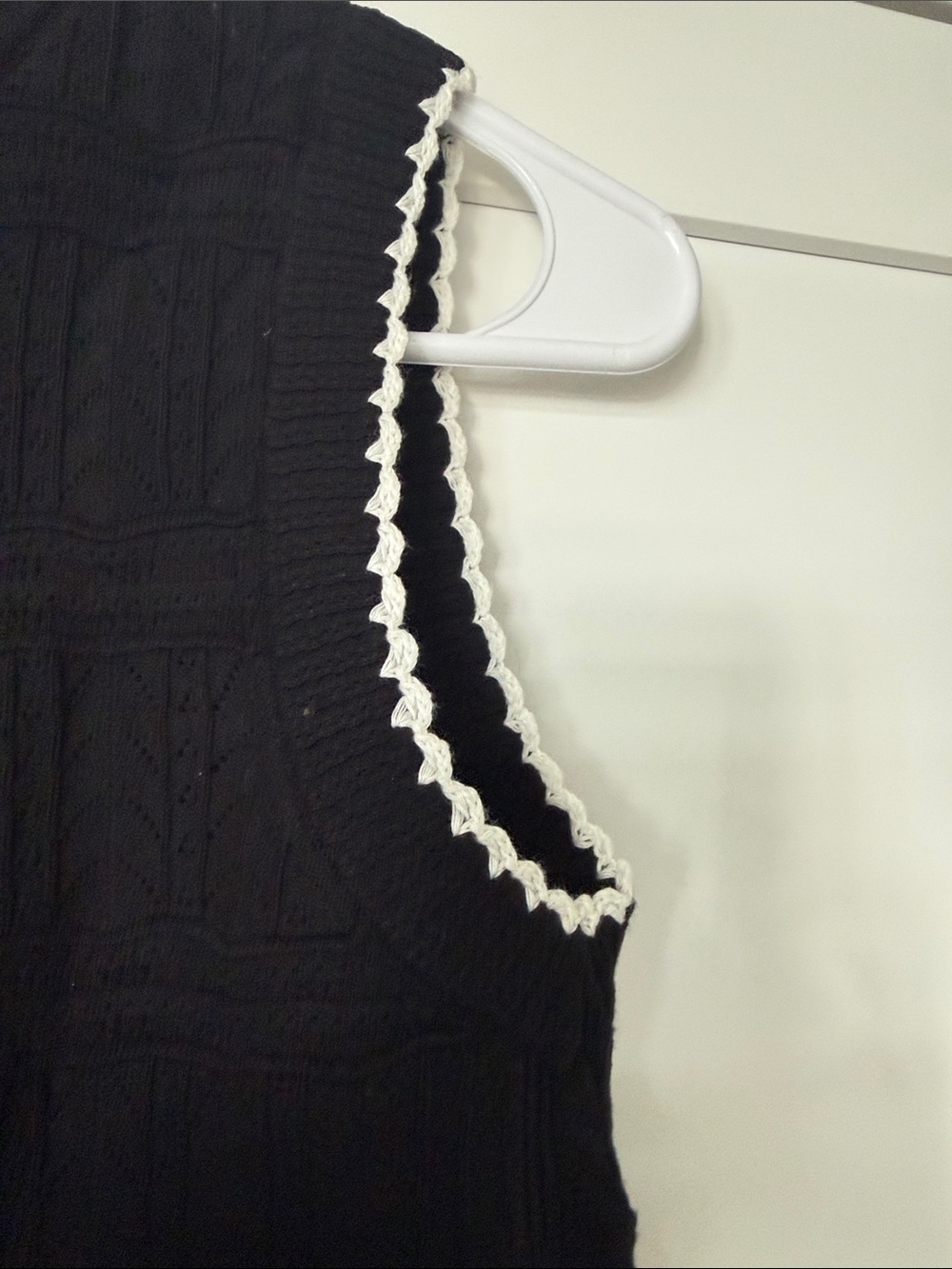 Madewell Black Sleeveless Knit Vest with White Trim - Picture 5 of 6